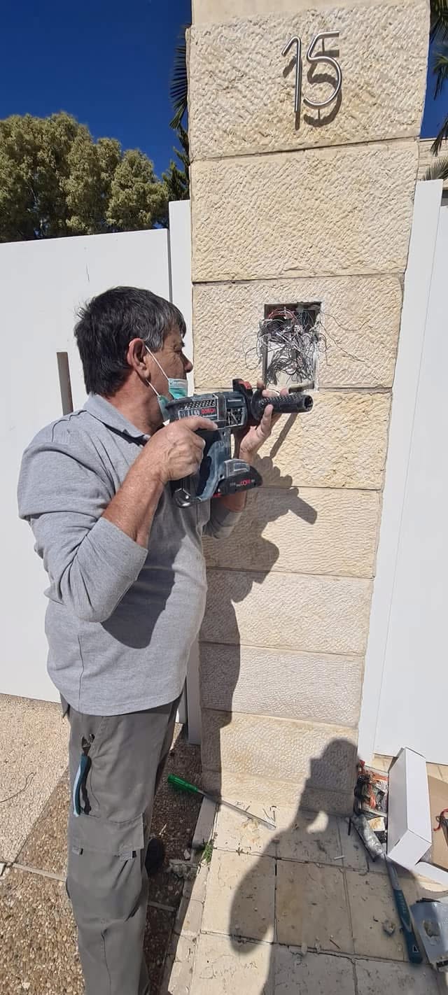 פרויקט סימפל קיי מספר 33 — התקנת מערכות אבטחה