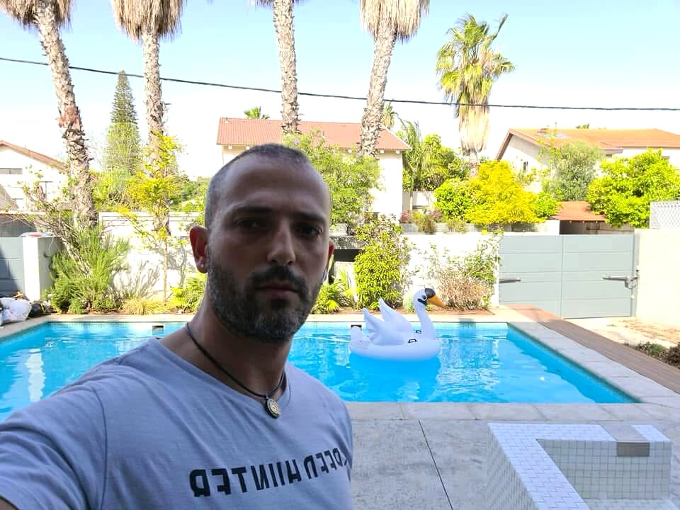 וילה בקיסריה עם שער חשמלי ובריכה, תכנון בקרת כניסה ומצלמות, סימפל קיי