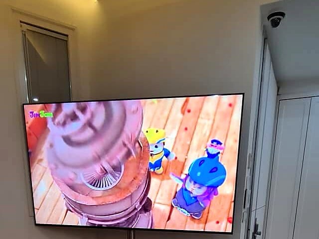 מסך על מעמד ומצלמת כיפה דיסקרטית בפינת התקרה בוילה בקיסריה, סימפל קיי